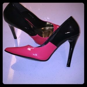 Hot pink and black pumps💕
